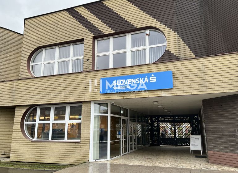 Das Äußere der Büros in der Hauptstraße in Stropkov mit dominierenden runden Fenstern.