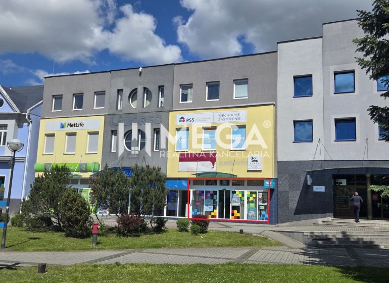 Geschäftsräume am Freiheitsplatz in Humenné, moderne Fassaden und Schaufenster.