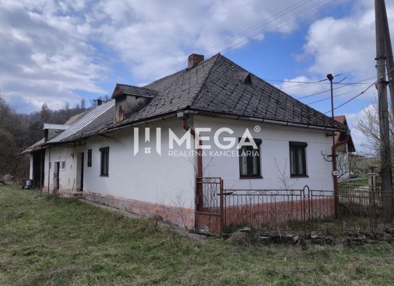 Ein Einfamilienhaus in Čabiny, Čabiny-Straße, mit traditioneller Architektur und umgebender Natur.