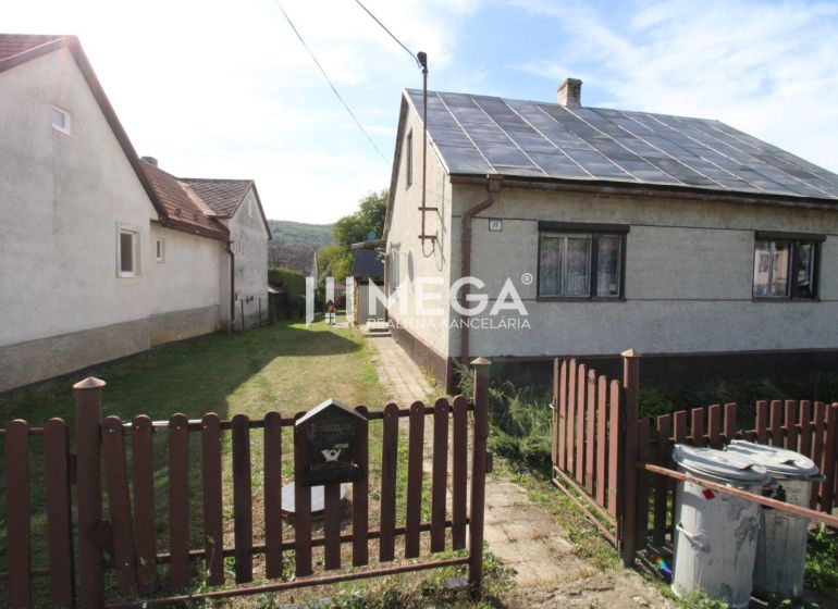 Einfamilienhaus in Volica in der Straße Volica mit Garten und einfachem Zaun.