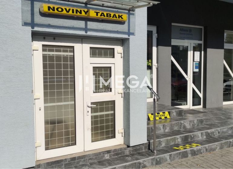 Geschäftsräume in der Osloboditeľov-Straße in Humenné mit dem Schild „Noviny Tabak“.