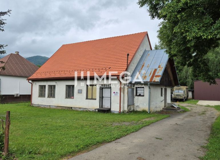 Geschäftsräume in Zboj mit einem grasbewachsenen Hof und einem älteren einstöckigen Haus.