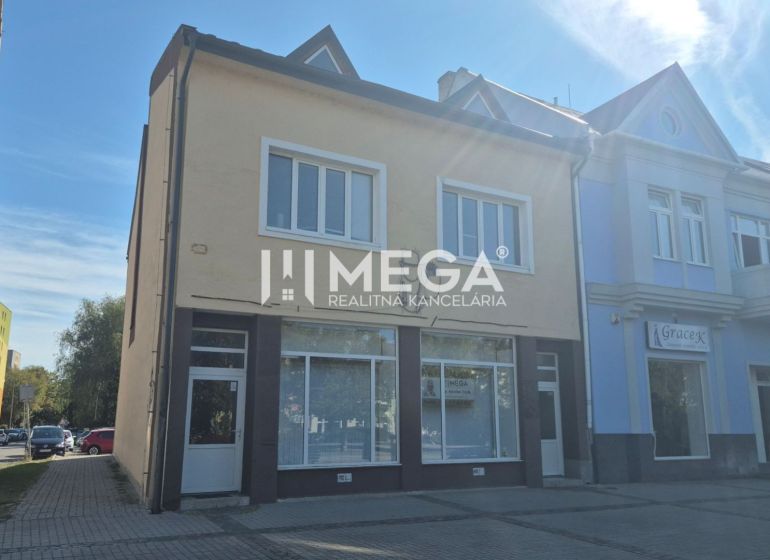 Ein Gebäude mit Geschäftsräumen am Freiheitsplatz in Humenné.