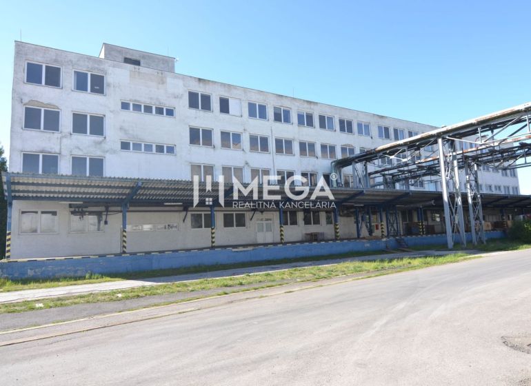 Produktionsräume in der Chemlonská-Straße in Humenné mit einem großen Industriegebäude.