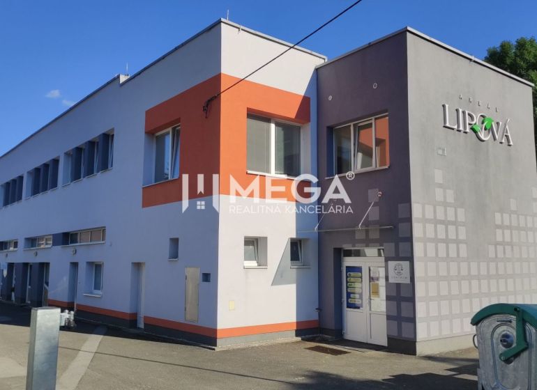 Ein Bürogebäude in der Lipová-Straße in Humenné mit einer sauberen Fassade und Parkmöglichkeiten.