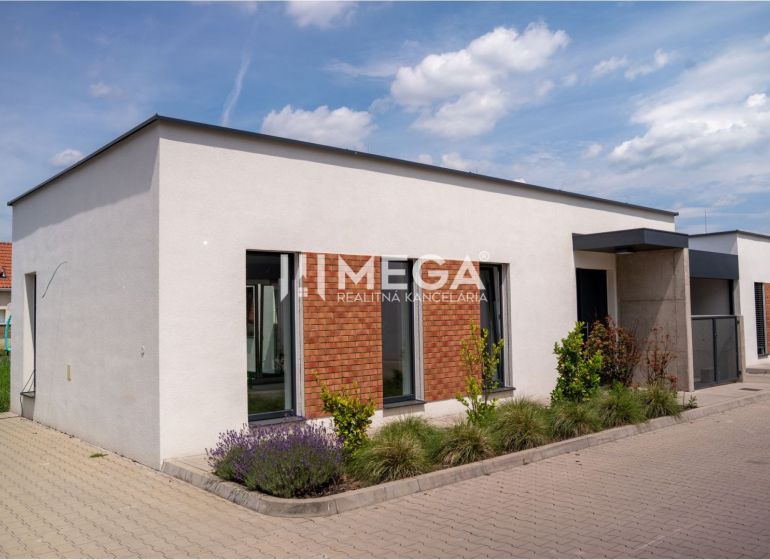 Ein Einfamilienhaus in der Gaštanová-Straße in Humenné mit Ziegelverkleidung und moderner Fassade.