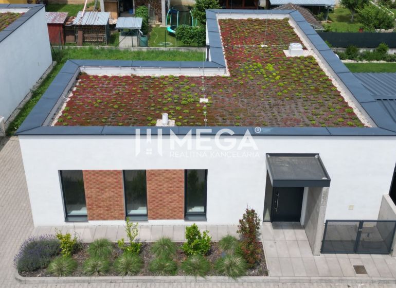 Ein Einfamilienhaus in der Gaštanová-Straße in Humenné mit extensivem Gründach und einem Parkplatz.