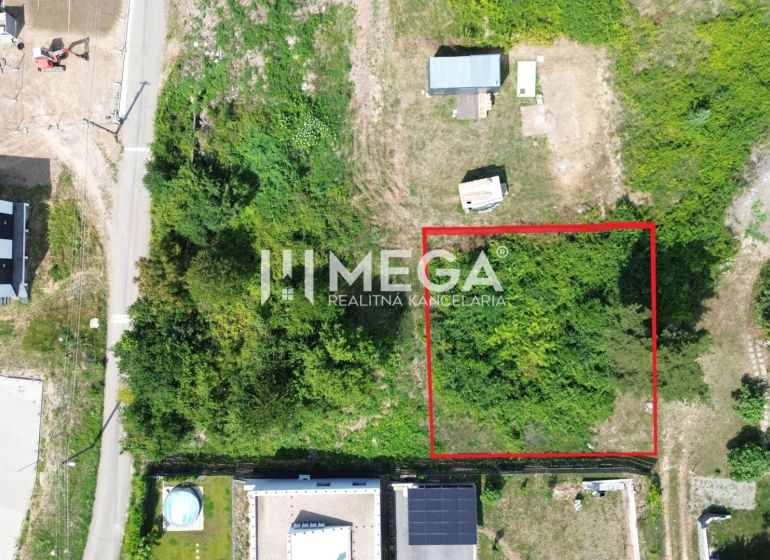 Grundstücke zum Wohnen in Klokočov, in der Klokočov-Straße, mit dichter Vegetation und umliegenden Gebäuden.