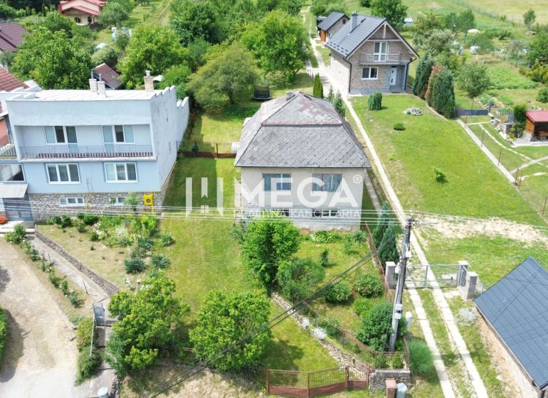 Ein Einfamilienhaus in der Jesenského-Straße in Snina, umgeben von einem Garten und umliegenden Häusern.
