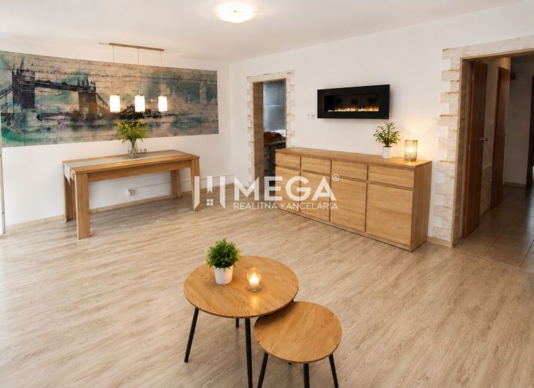 Stilvolles Wohnzimmer in einer 3-Zimmer-Wohnung mit Holzboden.