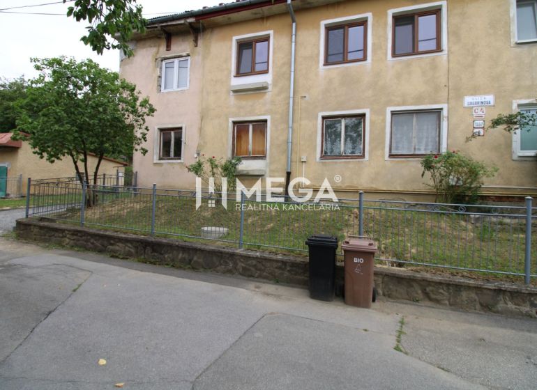 Eine ältere 5-Zimmer-Wohnung oder mehr in der Gagarinova-Straße in Snina mit einem kleinen Vorgarten.