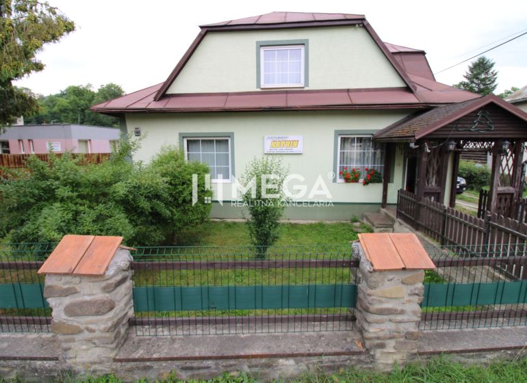 Ein Einfamilienhaus in Ulič, Adresse Ulič 131, mit einem Vorgarten und einem Holztor.