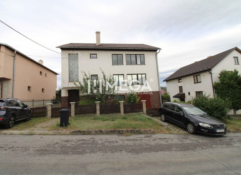 Ein Einfamilienhaus in Snina in der Straße Snina mit Garten und Parkmöglichkeiten vor dem Haus.
