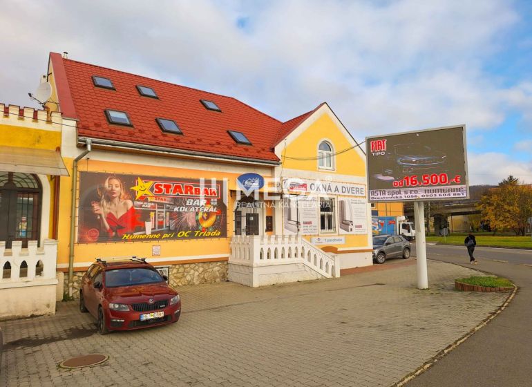 Gebäude mit Werbungen in der Staničná-Straße in Humenné, neben den Büros.