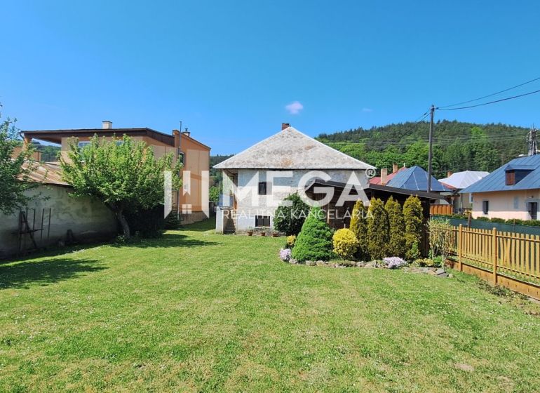 Garten bei einem Einfamilienhaus in Kochanovce in der Straße Kochanovce mit Rasen und Sträuchern.
