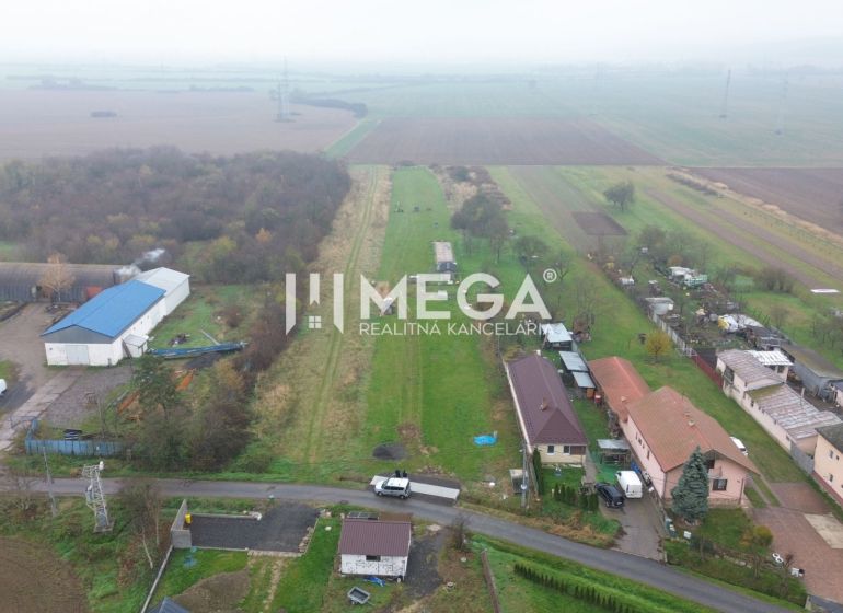 Luftaufnahme von landwirtschaftlichen und forstwirtschaftlichen Flächen in Pusté Čemerné, Straße Pusté Čemerné.