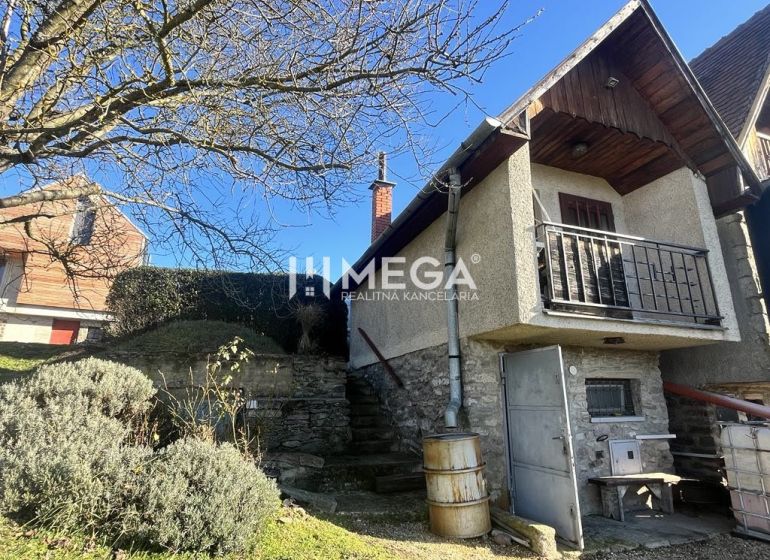 Einfamilienhaus in der Gemeinde Viničky in der Straße Viničky mit Steintreppen und Balkon.