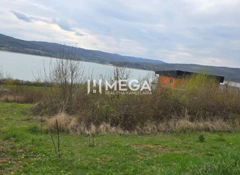 Holčíkovce: Grundstücke zum Wohnen am Wasser mit Blick auf die hügelige Landschaft.