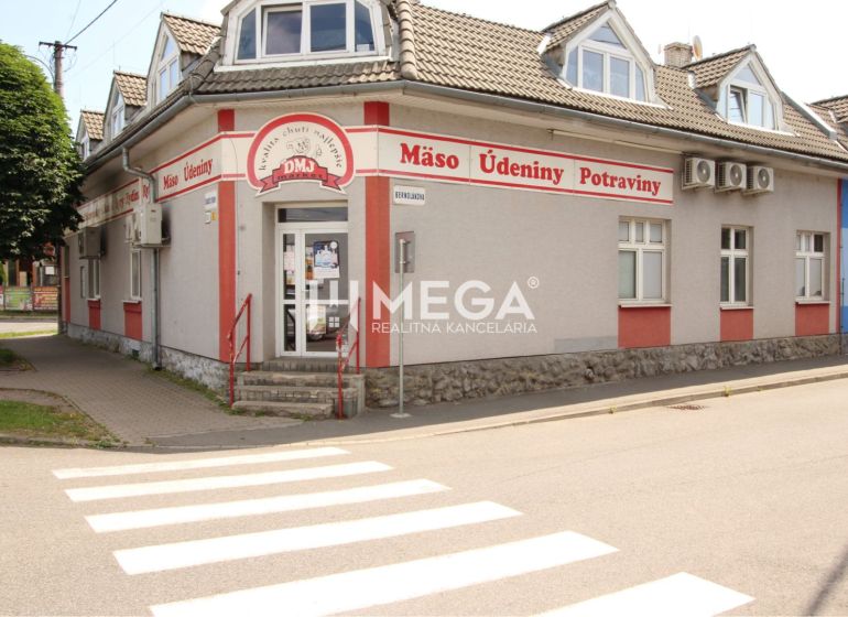 Geschäftsräume in der Duklianskych hrdinov Straße in Vranov nad Topľou, Metzgerei an der Ecke des Gebäudes.