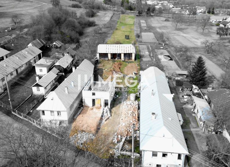 Luftaufnahme von Einfamilienhäusern und Grundstücken in Zbojné, ländliche Landschaft.