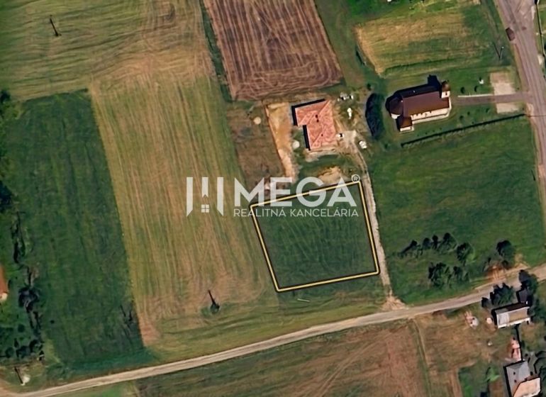 Satellitenansicht auf Wohnbaugrundstücke in der Gemeinde Víťazovce, umgeben von Grünflächen und Gebäuden.
