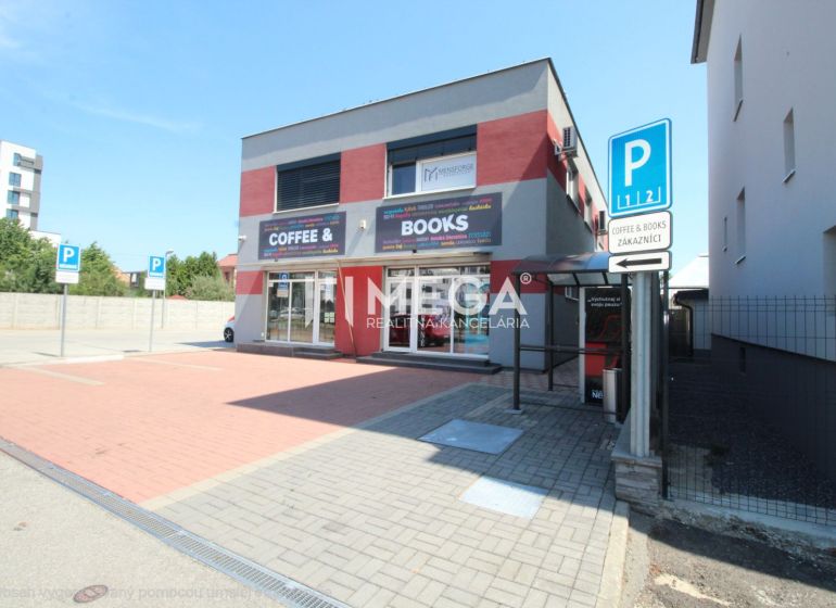 Büros in der Sama-Chalupka-Straße in Michalovce mit einem Parkplatz vor dem Gebäude.