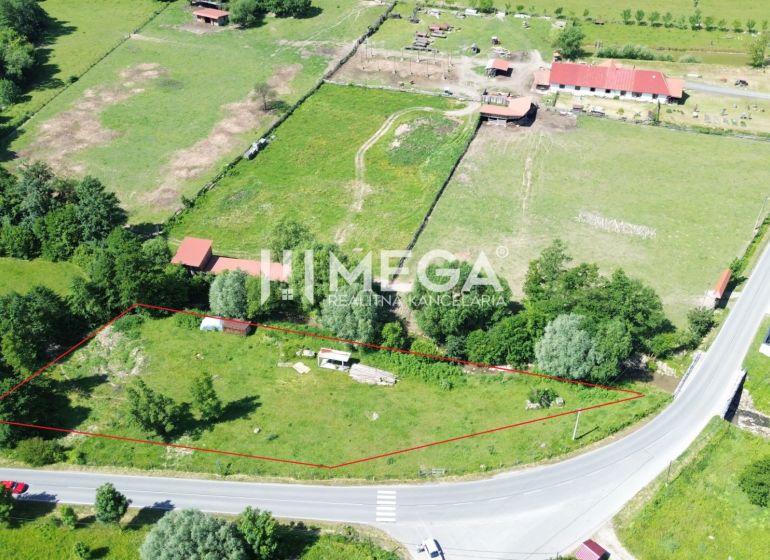 Grundstücke - Wohnen in Ptičom, umgeben von Grün an der Hauptstraße.