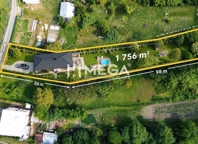 Luftaufnahme von Grundstücken - Wohnen in Turcovce mit einer Fläche von 1756 m² und einem Pool.