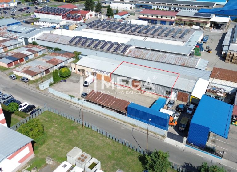 Das Industriegebiet in der Fidlikova-Straße in Humenné umfasst Lager und Hallen mit Solarmodulen.