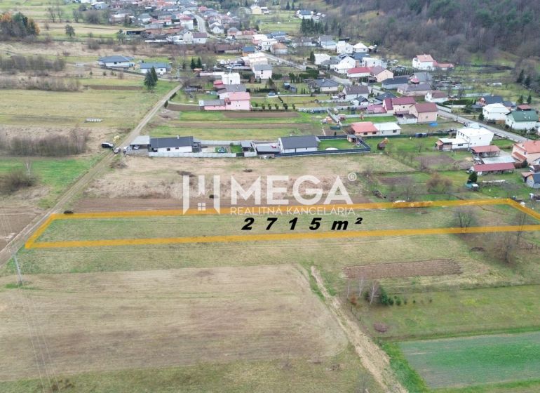 Luftaufnahme von Grundstücken - Wohnen in Zemplínske Hámre, mit einer Fläche von 2715 m².