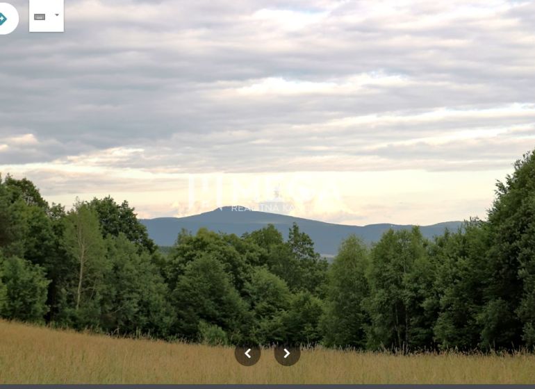 Wälder und Felder in Maškovce mit Blick auf die Hügel und den Himmel.