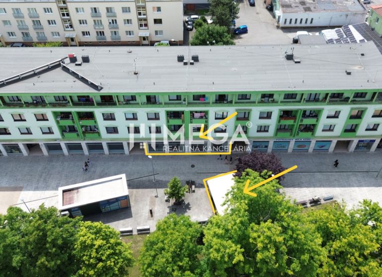 Ein Gebäude mit Geschäftsräumen und einer Fußgängerzone am Freiheitsplatz in Vranov nad Topľou.