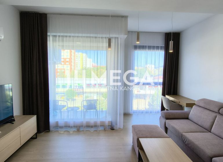Wohnzimmer in einer 3-Zimmer-Wohnung mit einem bequemen Sofa und großen Fenstern.