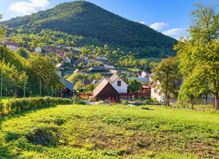 In Košecké Podhradie in der Straße Košecké Podhradie erstrecken sich grüne Grundstücke - Wohnen mit Blick auf die Hügel.
