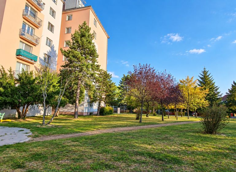 Plattenbau umgeben von Grün auf der Straße Za hradbami, Pezinok, geeignet für eine 3-Zimmer-Wohnung.