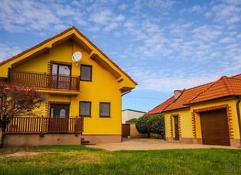 Einfamilienhaus in Majcichov mit eigenem Balkon und Garten, zertifiziert durch ein Immobilienbüro.