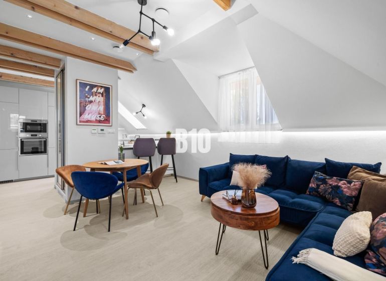 Stilvolles Wohnzimmer mit Holzdekorboden in einer 2-Zimmer-Wohnung.