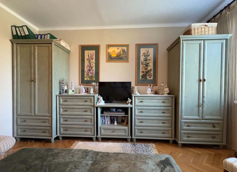 Wohnzimmer mit traditionellem Möbeln und Dekorationen in einer 3-Zimmer-Wohnung.