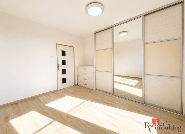 Innenraum einer 3-Zimmer-Wohnung mit Holzboden, Einbauschrank und Kommode.