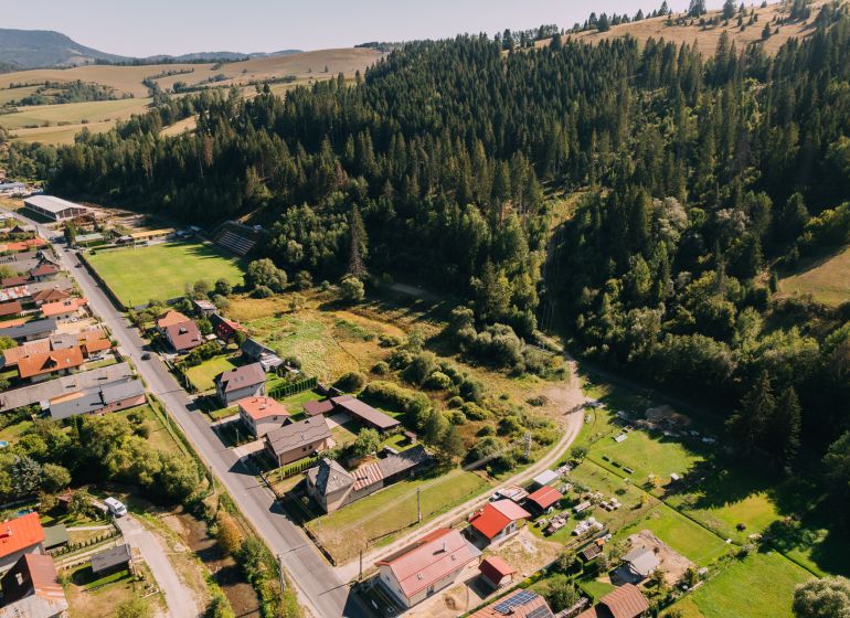 Luftaufnahme von Wohnbaugrundstücken in Čierny Balog in der Švermova-Straße, umgeben von Wäldern.