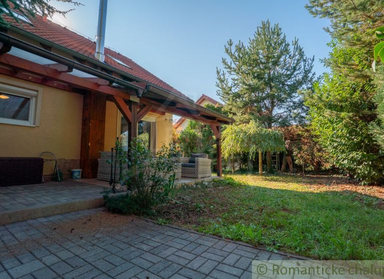 Garten bei einem Einfamilienhaus in Bernolákovo mit Terrasse und Grünflächen.