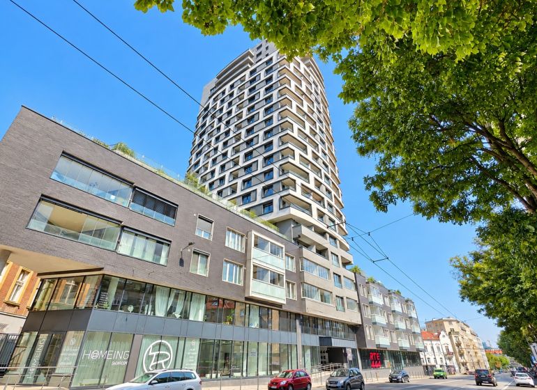 Das Gebäude in der Šancová-Straße in Bratislava – Staré Mesto, mit moderner Architektur und Grünflächen.
