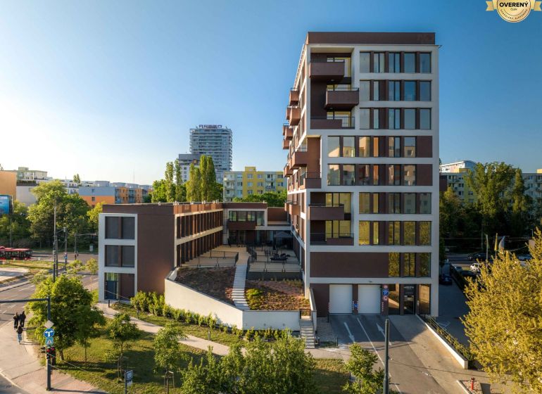 Wohnungsbau in der Mierová-Straße in Bratislava - Ružinov, mit umliegendem Grün.