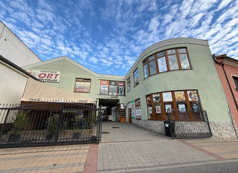 Geschäftsräume in der Škultétyho-Straße in Topoľčany mit Glasfassade.