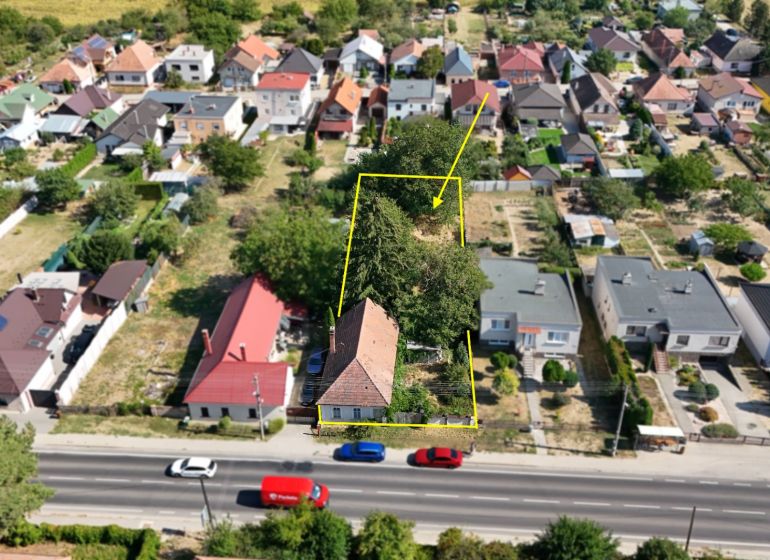 Luftaufnahme von Grundstücken - Wohnen in der Štefánikova-Straße in Krušovce mit sichtbarem Haus.
