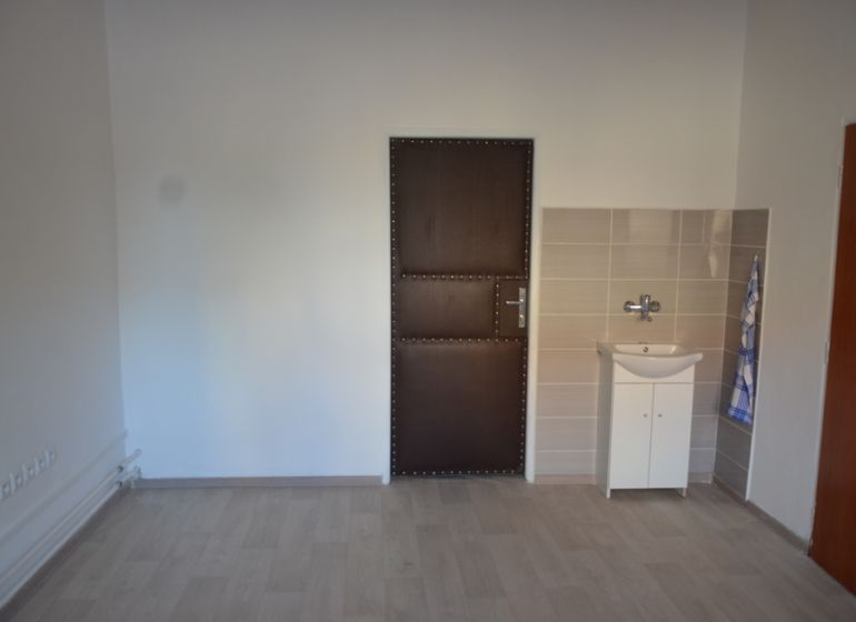 Innenraum eines Büros mit Holzdekorboden und Waschbecken.