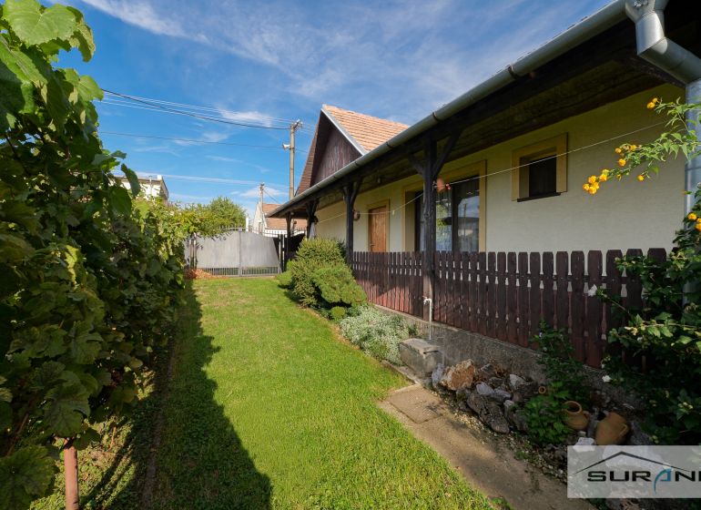 Ein Einfamilienhaus in der Hauptstraße in Štefanová mit einem gepflegten Garten und einem Holzzaun.