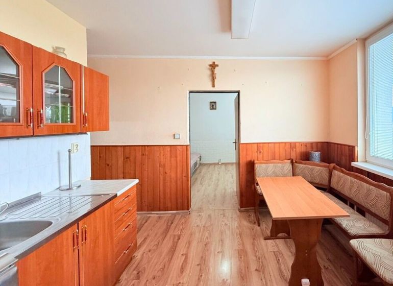 Küche in einer 3-Zimmer-Wohnung mit Küchenzeile und Esstisch.