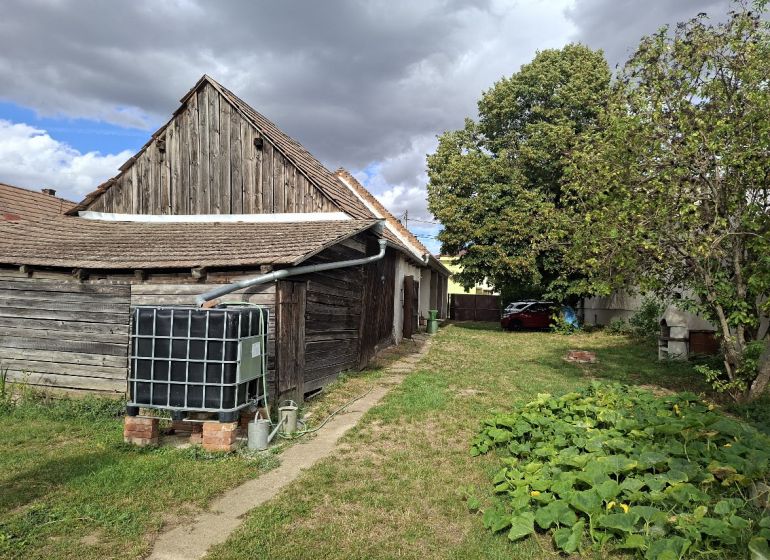 Garten beim Holzhaus in der Hauptstraße in Viničné, Grundstücke - Wohnen.