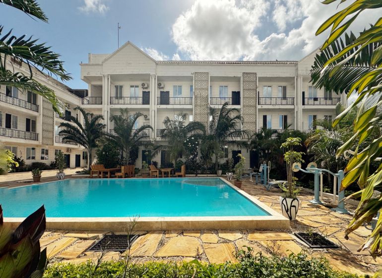 Residenz in Mbweni auf Sansibar mit Pool und tropischem Garten.
